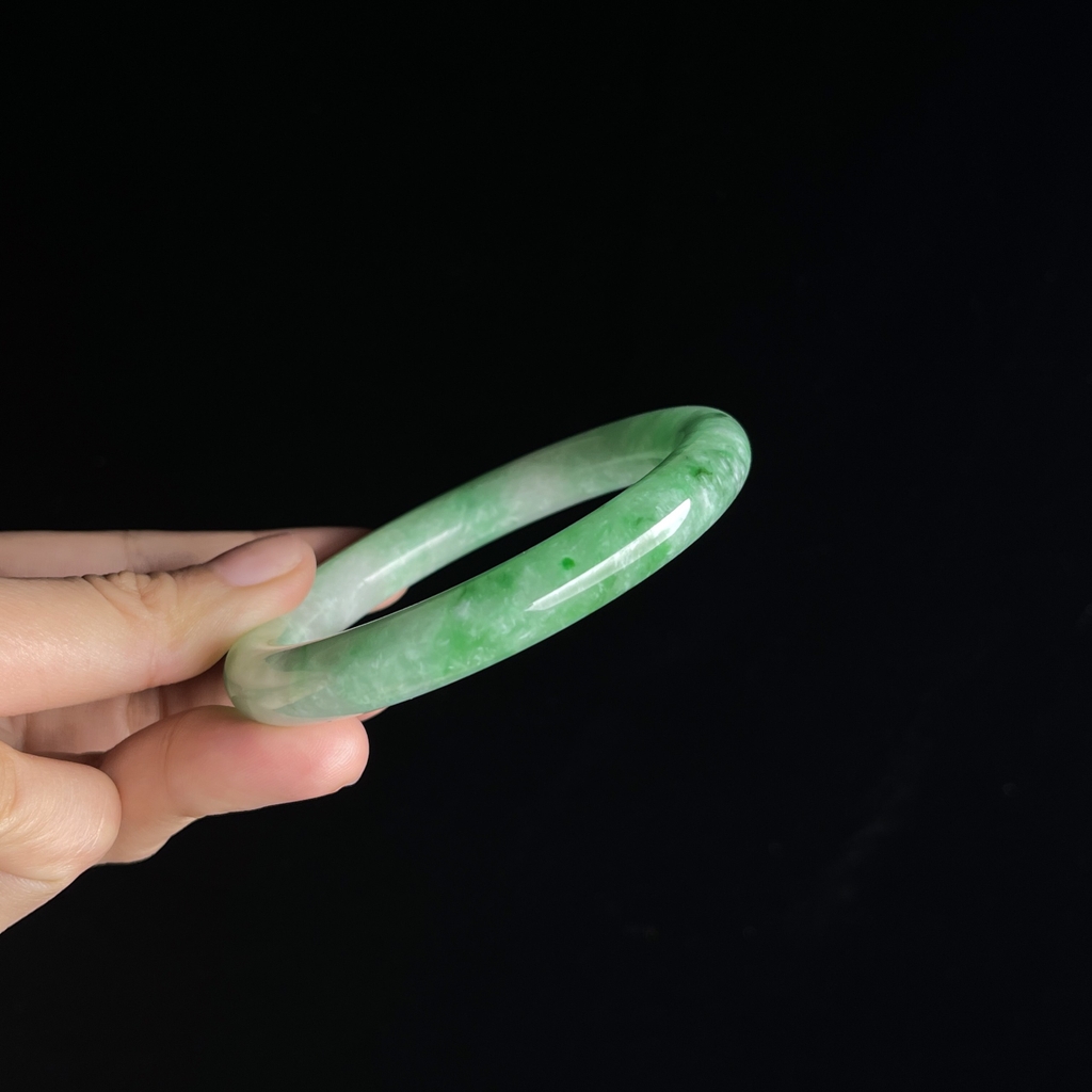 Vòng Tay Phỉ Thúy Và Nghệ Thuật Thẩm Định Chất Lượng